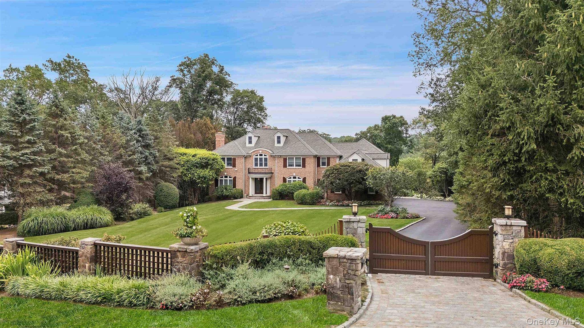 8 Ridgeview CIR, Armonk, NY 10504