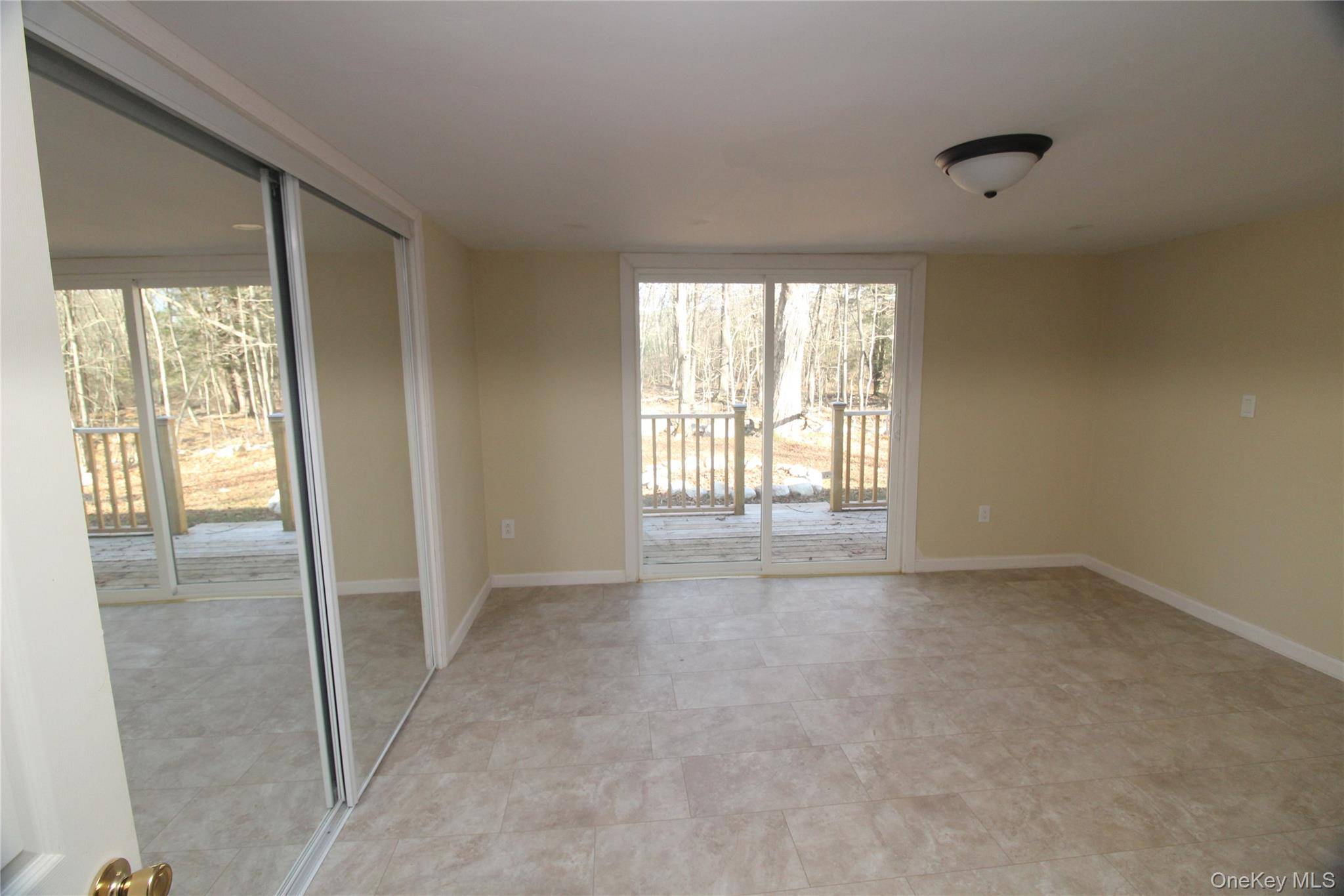 11 Terwilliger LN, Pine Bush, NY 12566