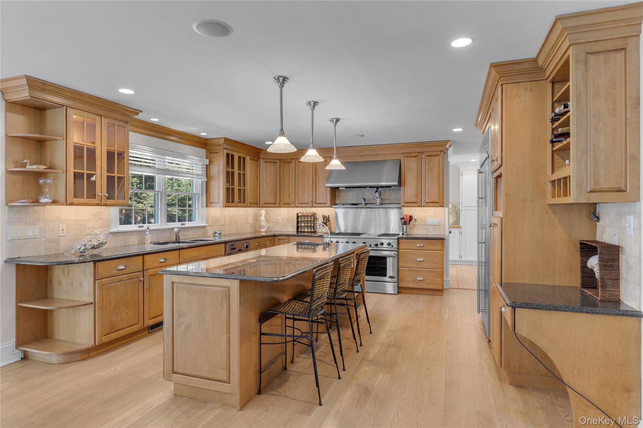 18 Landing LN, East Quogue, NY 11942