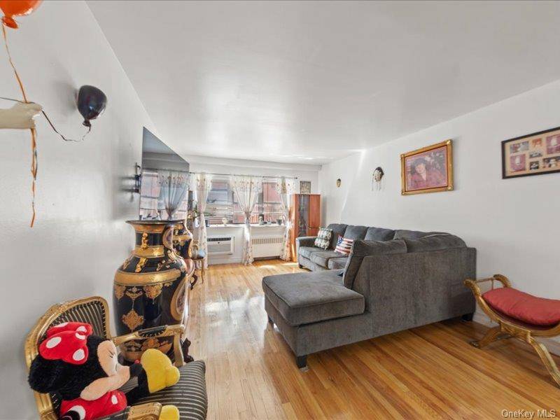 1910 S Pelham Pkwy #3G, Bronx, NY 10461