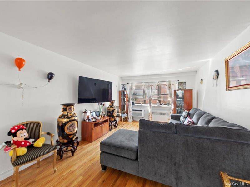 1910 S Pelham Pkwy #3G, Bronx, NY 10461