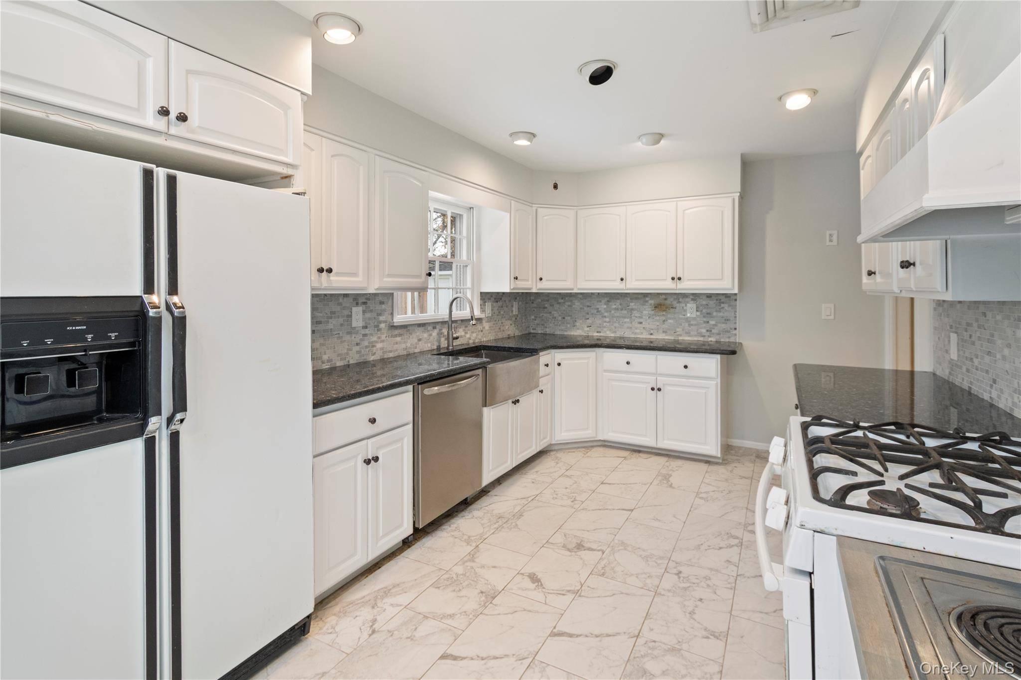 9 Oak Shore DR, Bayville, NY 11709