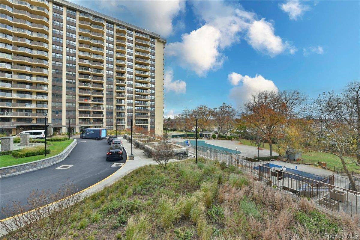 18-15 215 ST #2G, Bayside, NY 11360