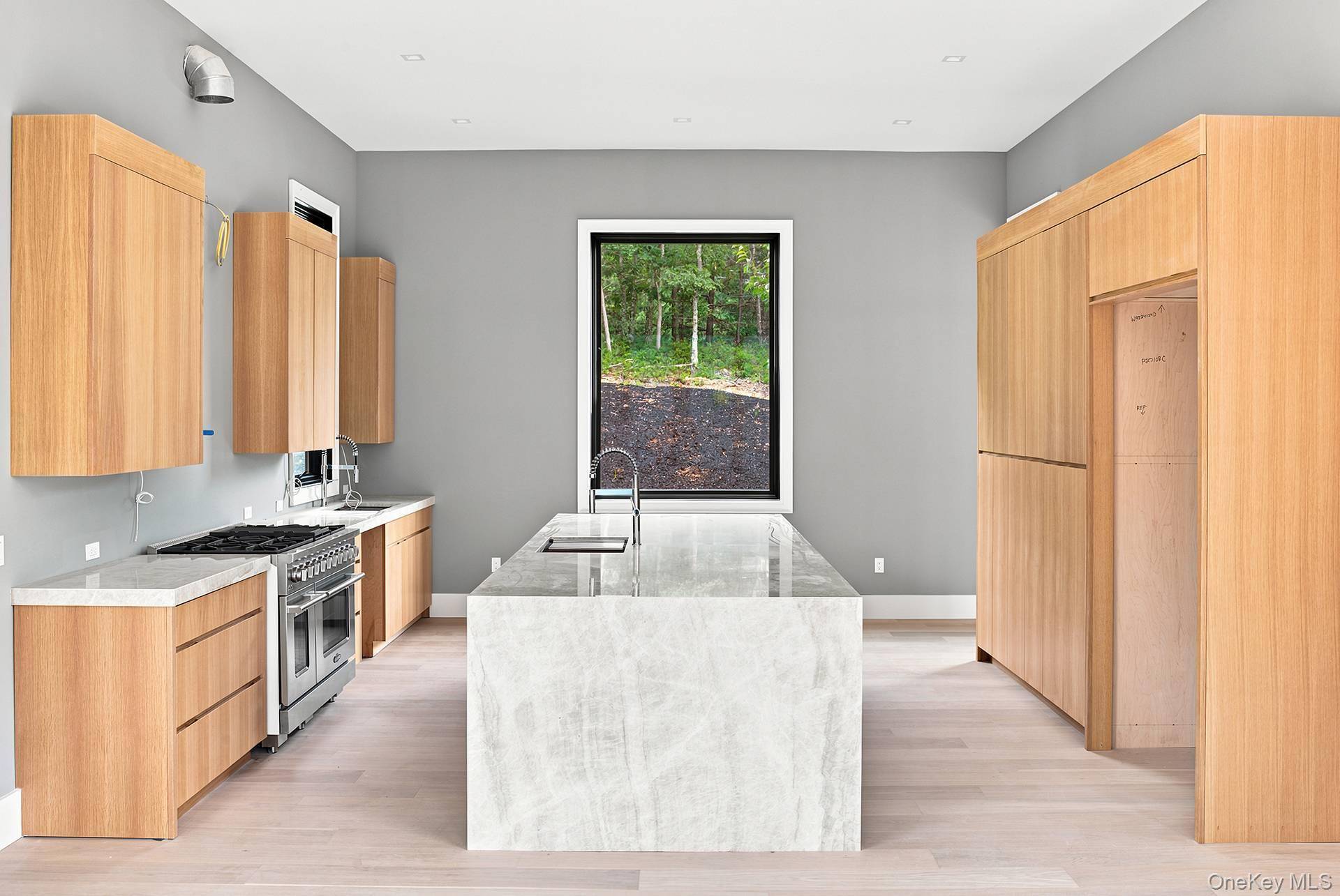 207 Middle Line HWY, Southampton, NY 11968