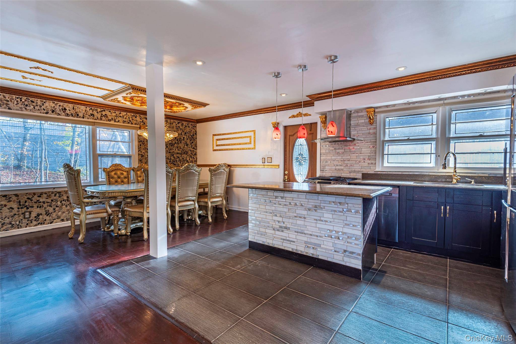 244-19 Grand Central Pkwy, Douglaston, NY 11362