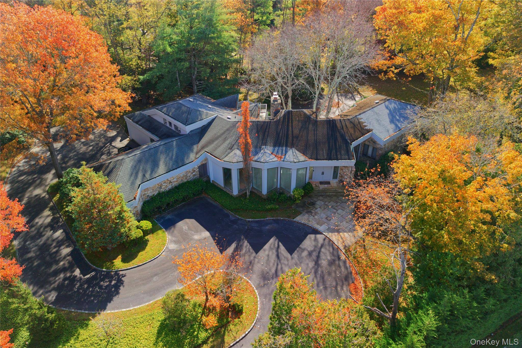 7 Pin Oak CT, Old Brookville, NY 11545