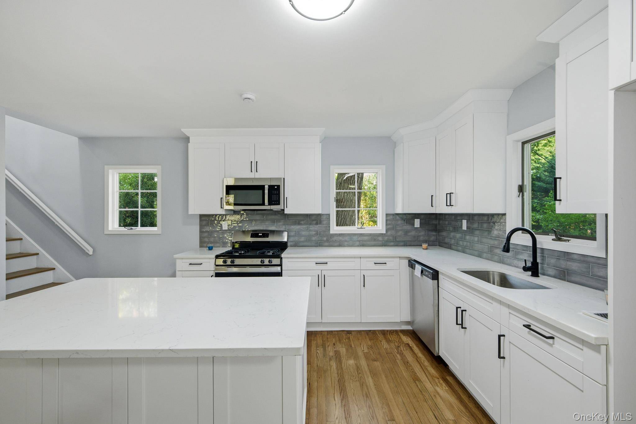 10 Woodland LN, Huntington, NY 11743