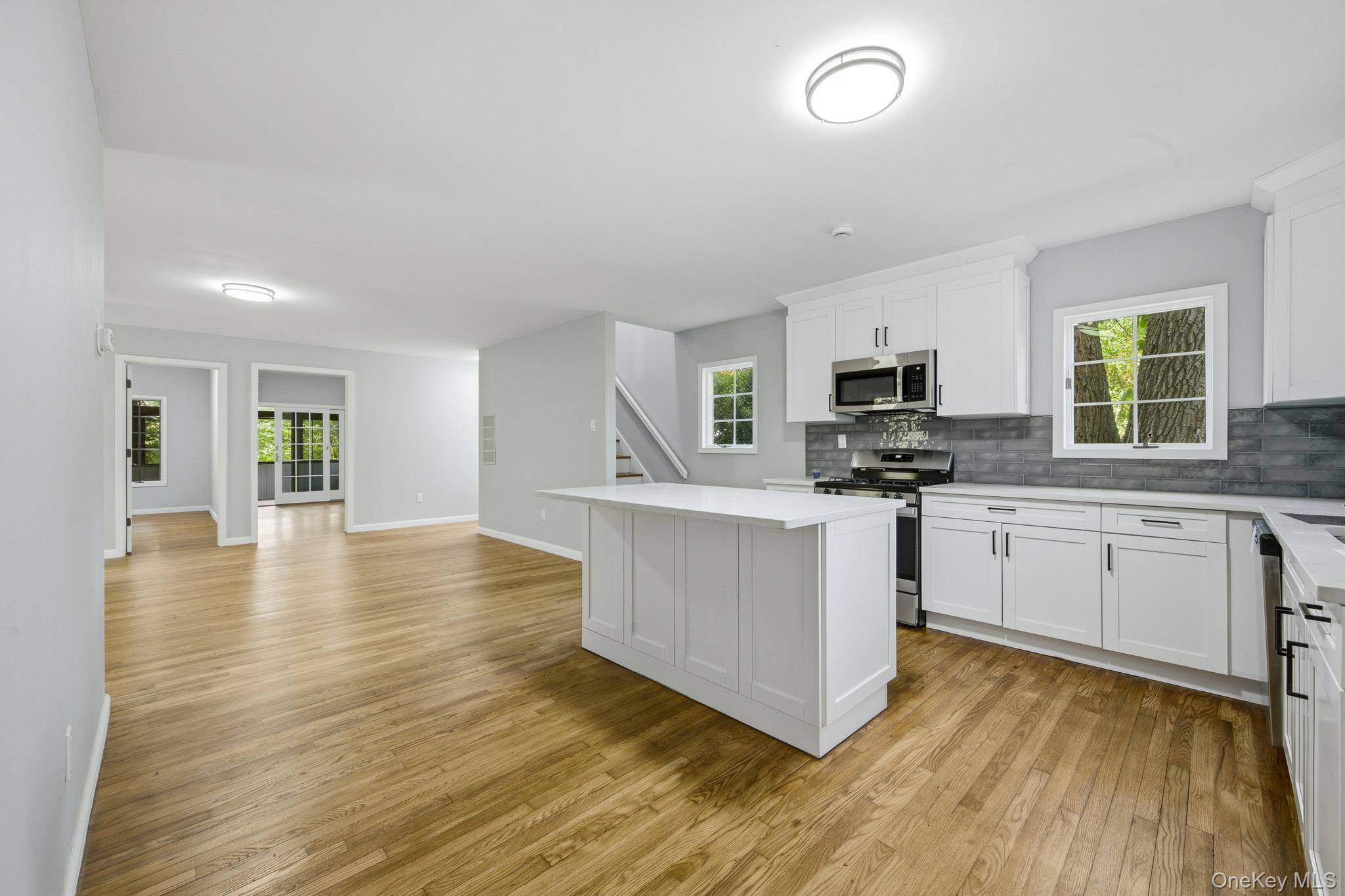 10 Woodland LN, Huntington, NY 11743