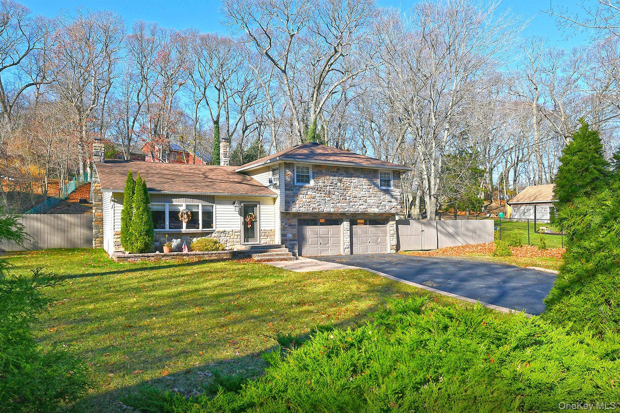 150 Hallock Landing RD, Rocky Point, NY 11778