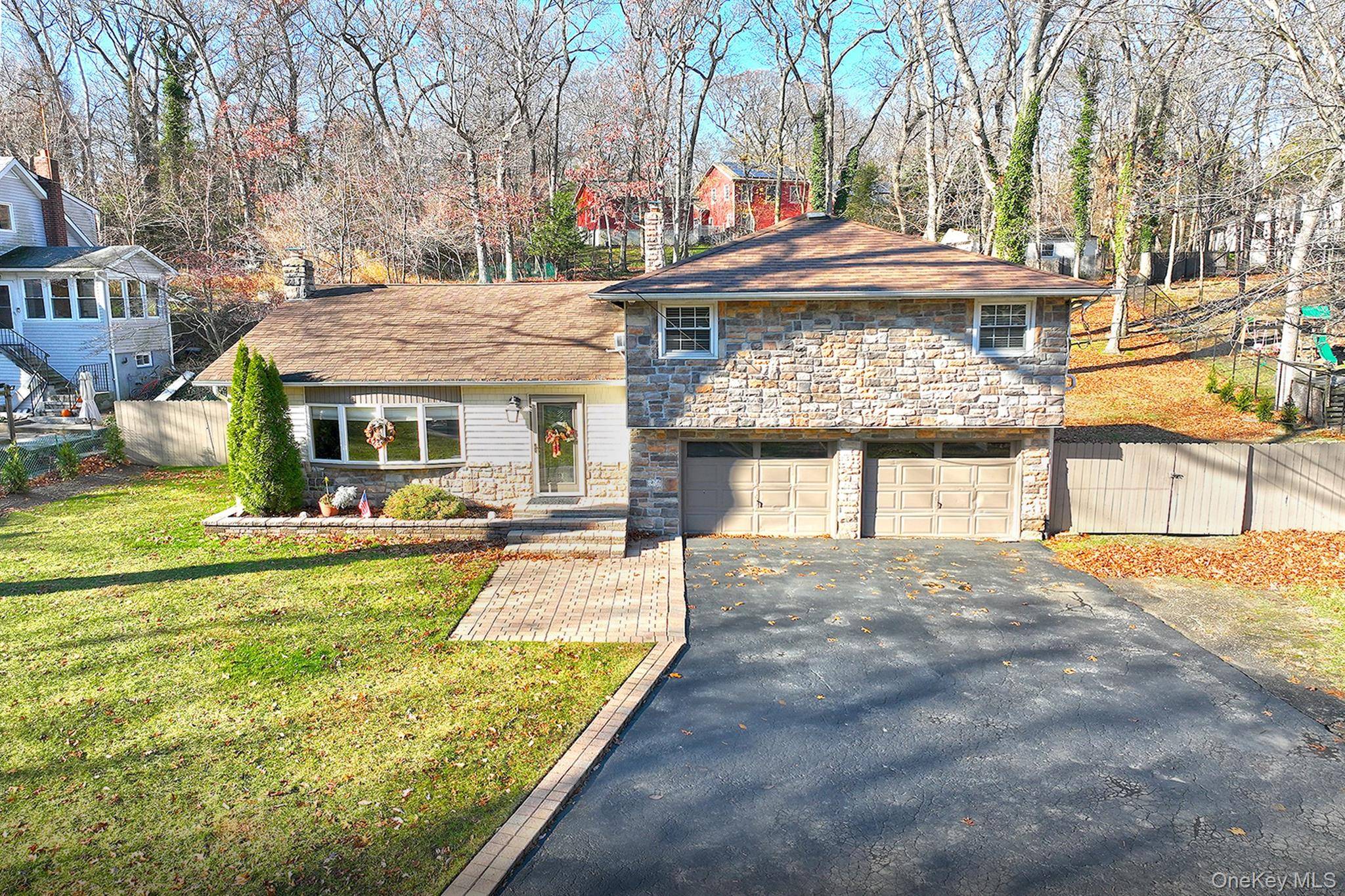 150 Hallock Landing RD, Rocky Point, NY 11778