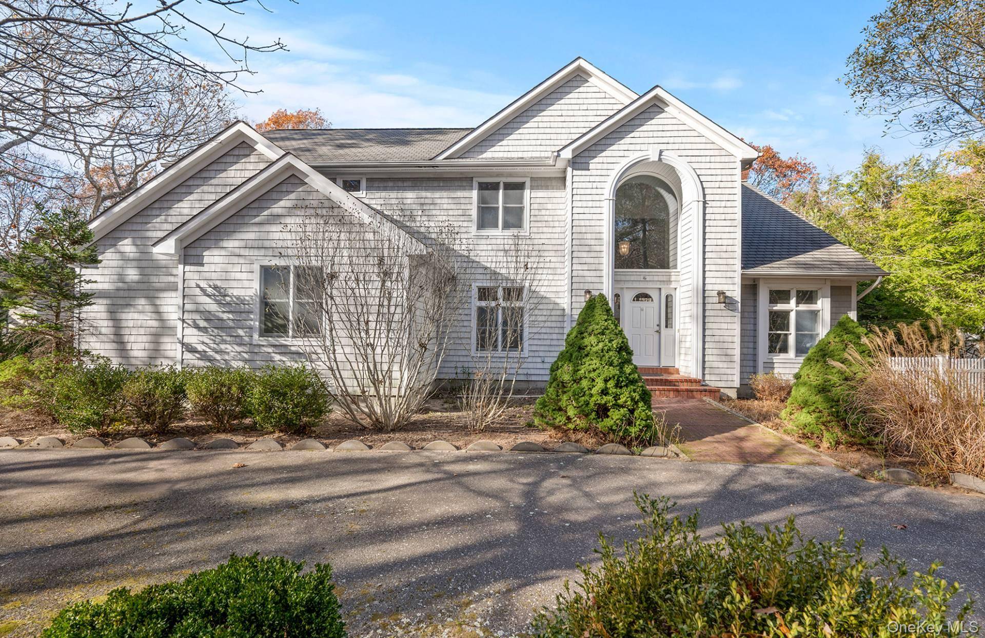 16 Georgica Woods LN, Wainscott, NY 11975