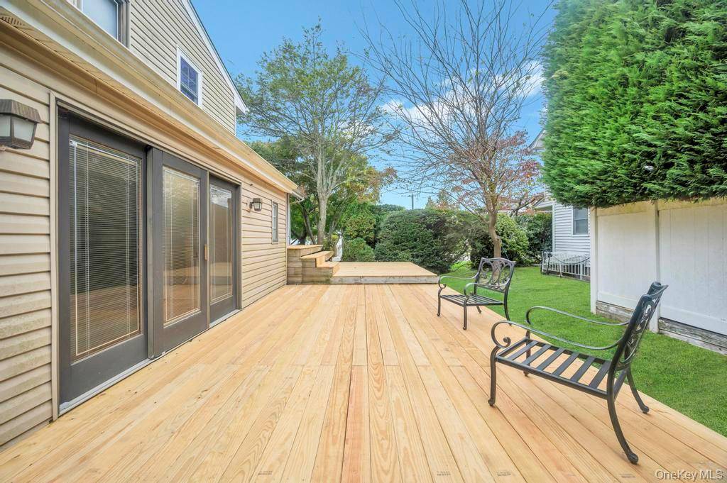 90 Rockland DR, Jericho, NY 11753