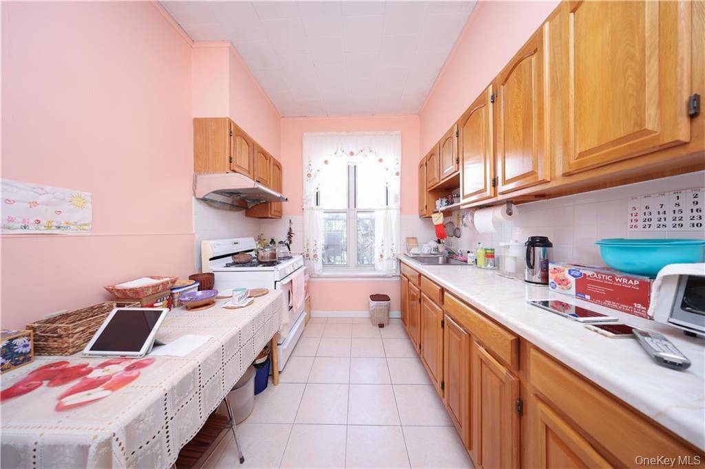 2176 E 13th ST, Brooklyn, NY 11229