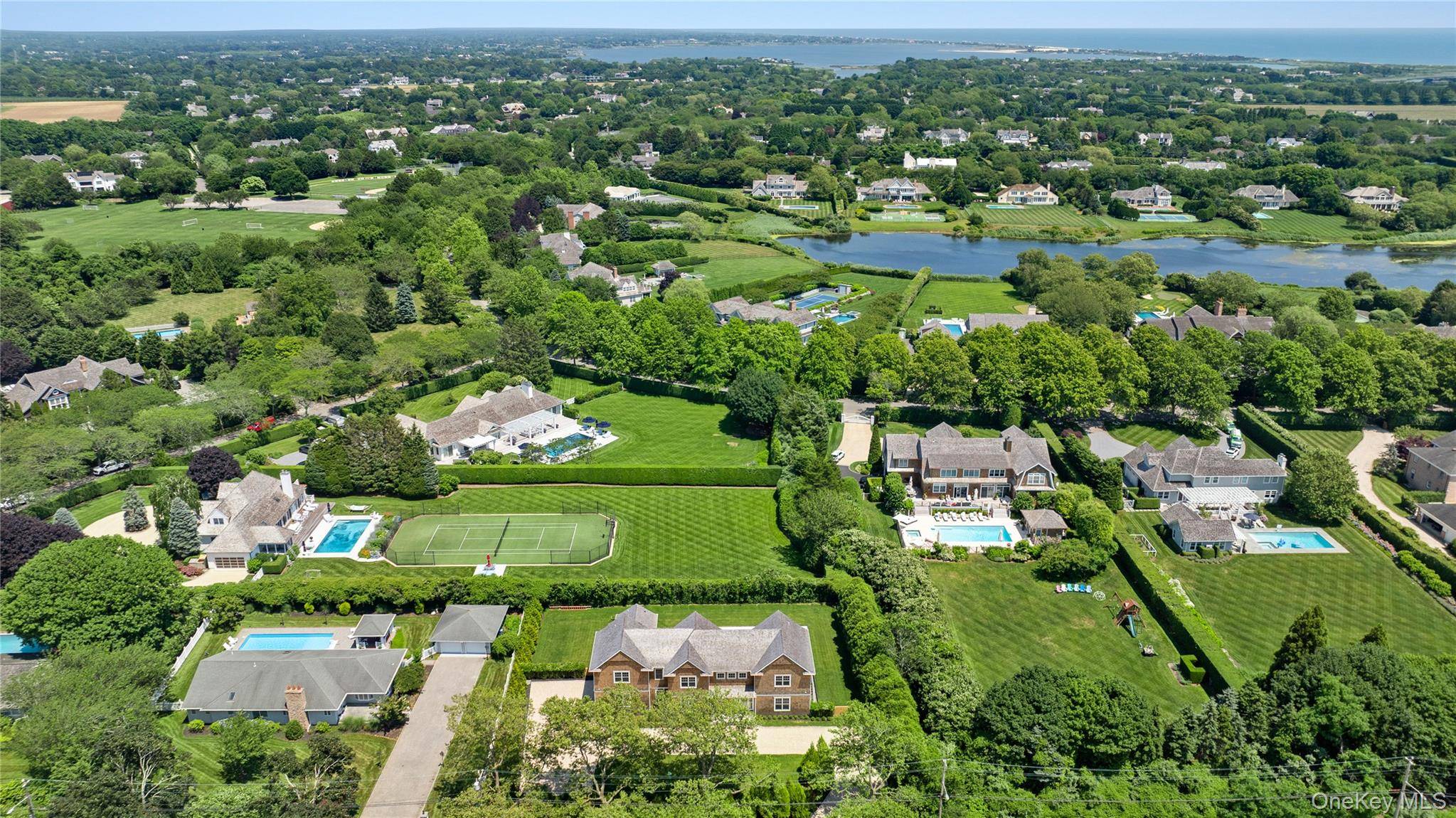 100 Narrow LN, Southampton, NY 11968