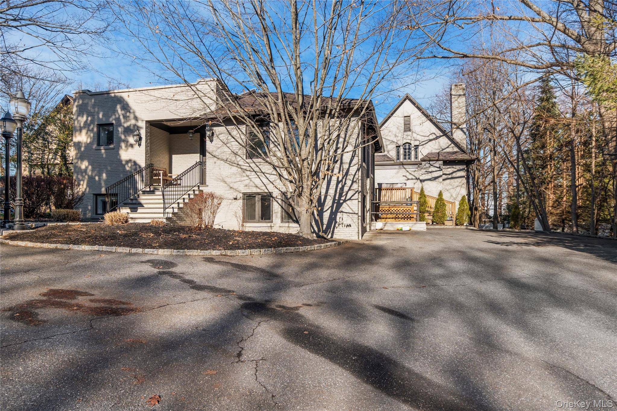 5 Cedar LN, Glen Cove, NY 11542