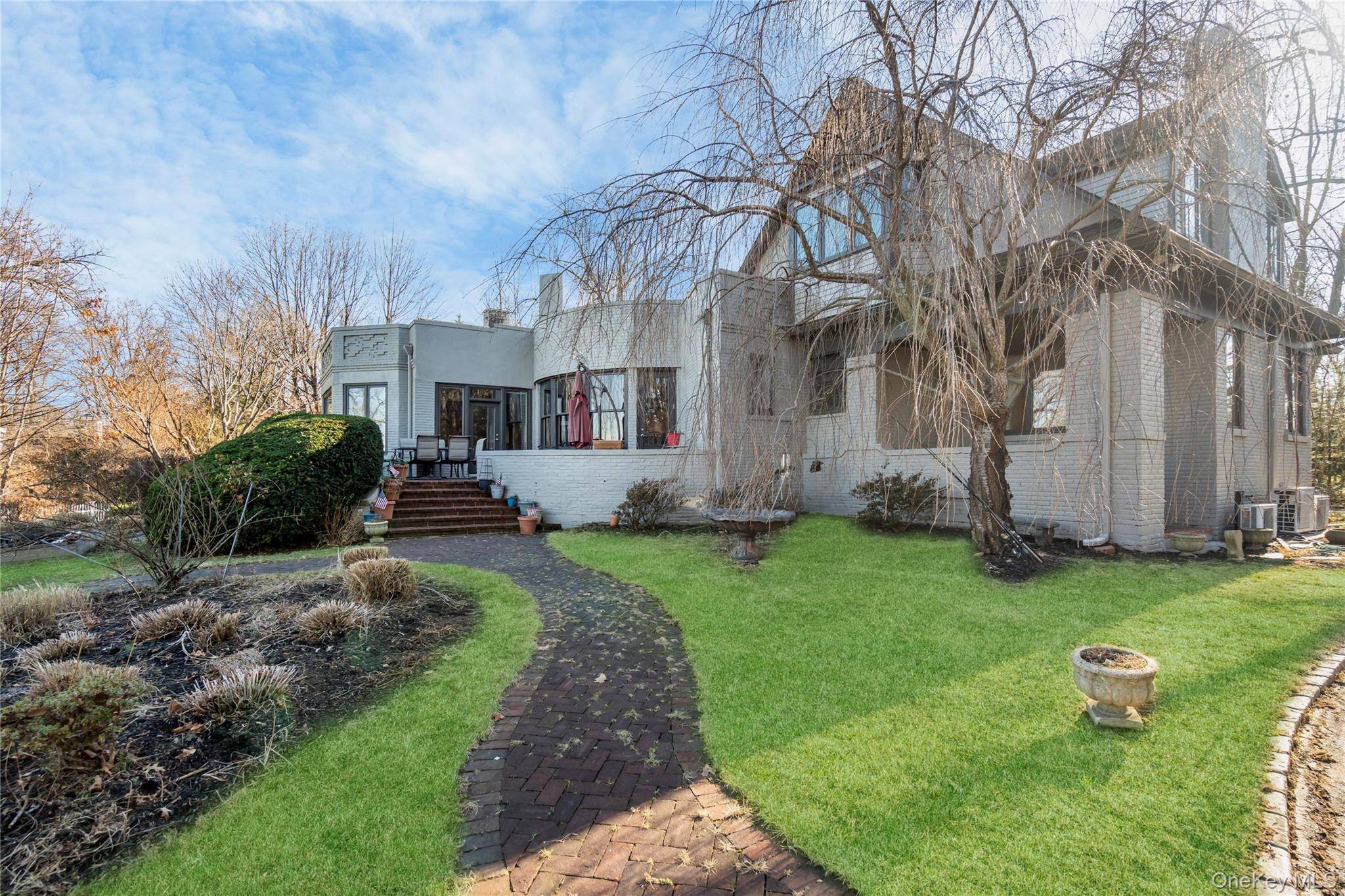 5 Cedar LN, Glen Cove, NY 11542