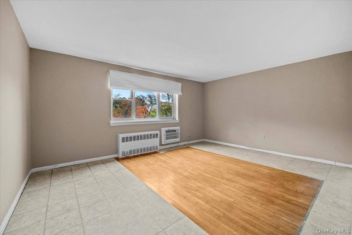 8935 155th Ave #3M, Howard Beach, NY 11414