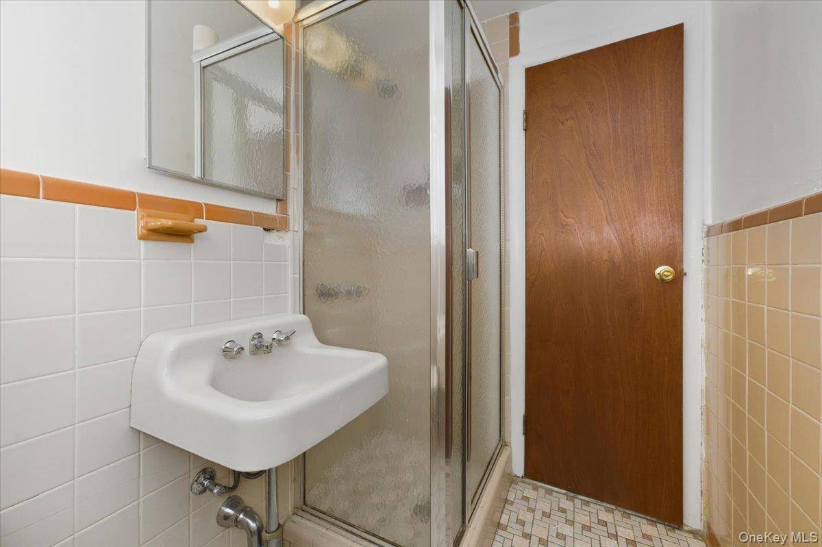 24-60 81st ST, East Elmhurst, NY 11370
