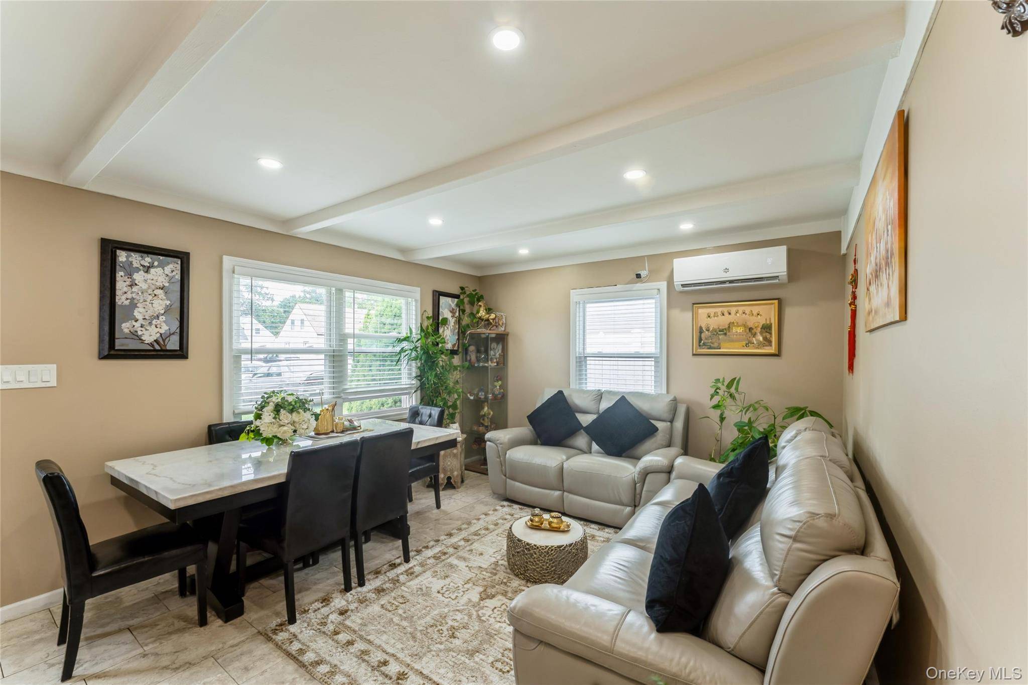 13 Floral LN, Westbury, NY 11590