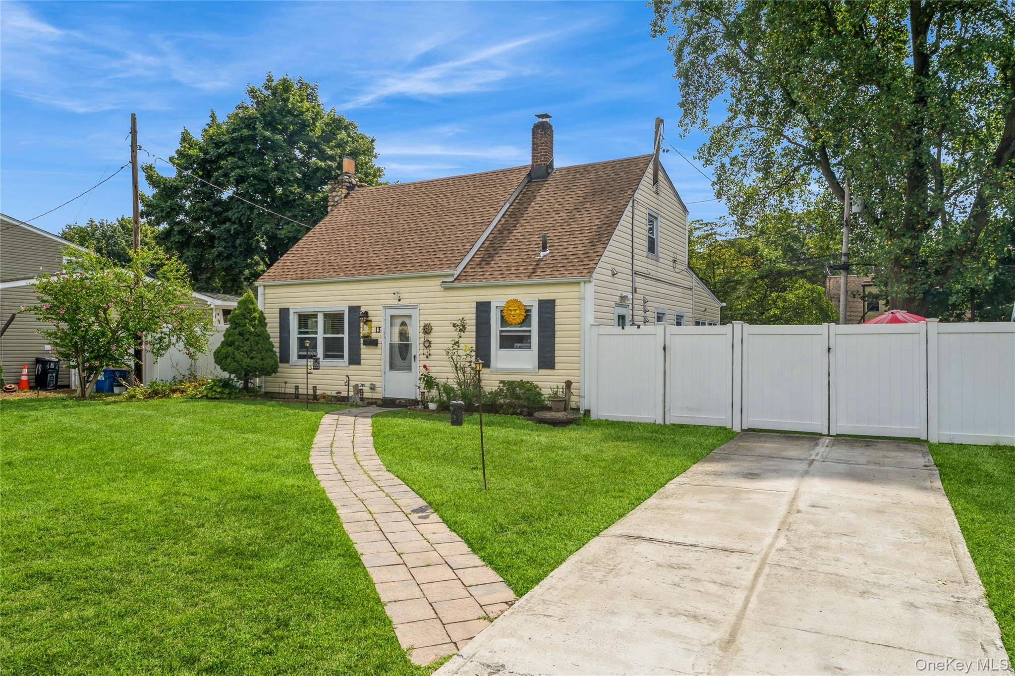 13 Floral LN, Westbury, NY 11590
