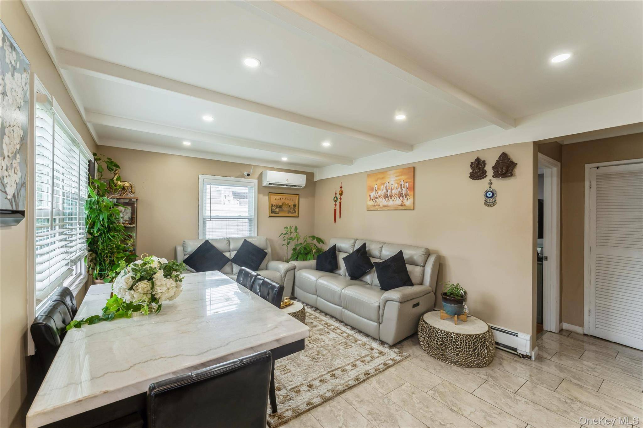 13 Floral LN, Westbury, NY 11590