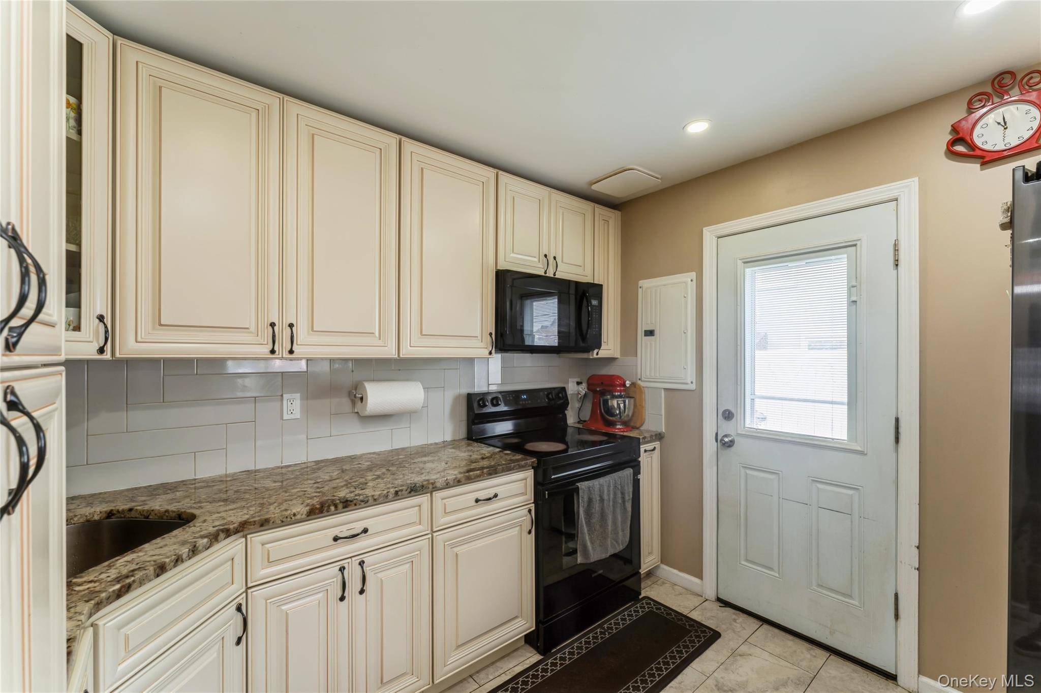 13 Floral LN, Westbury, NY 11590