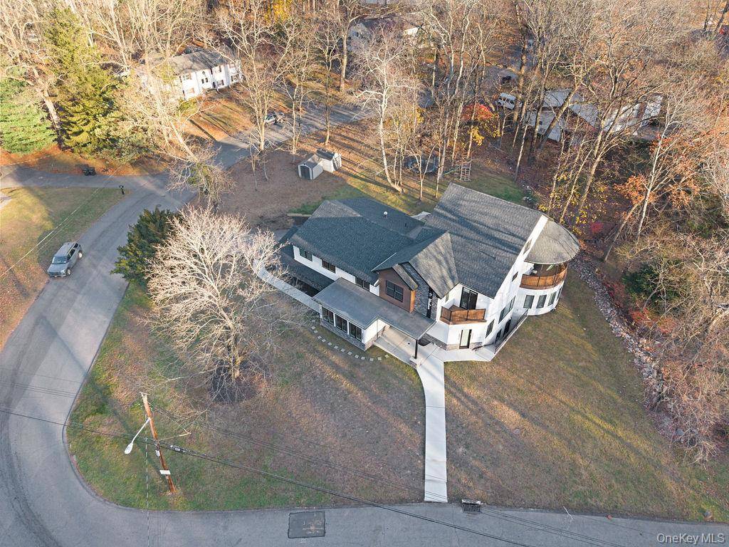 9 Wendover LN, Suffern, NY 10901