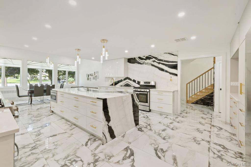 9 Wendover LN, Suffern, NY 10901