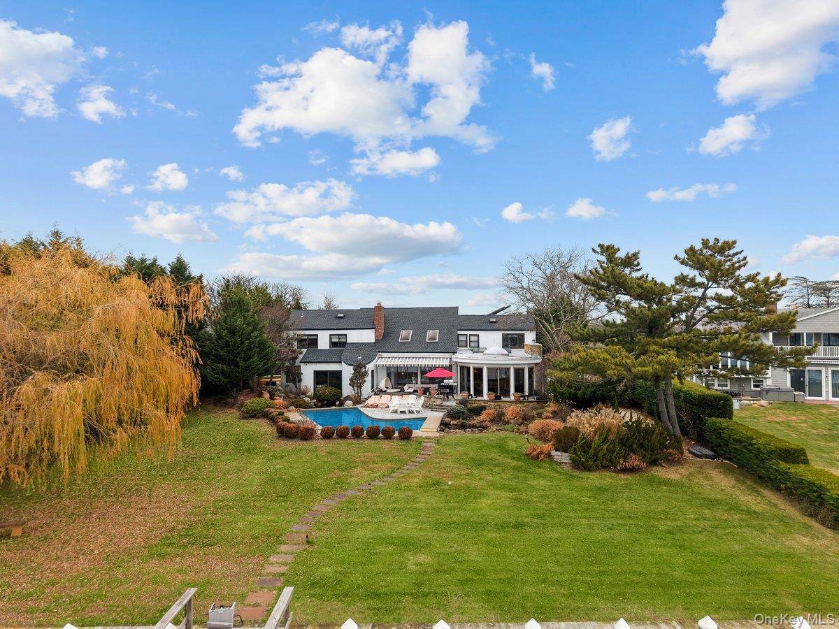 1010 Seawane DR, Hewlett Harbor, NY 11557