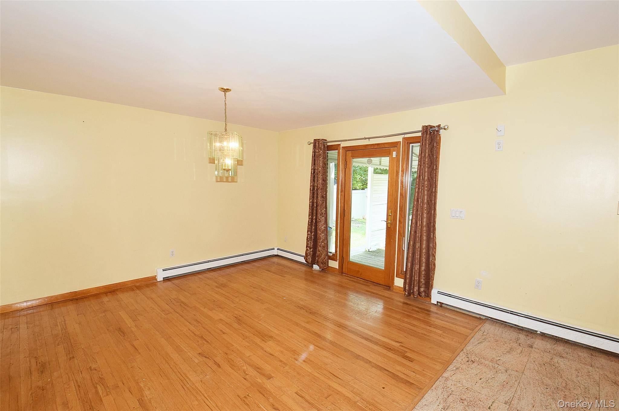 2 Aster DR, New Hyde Park, NY 11040