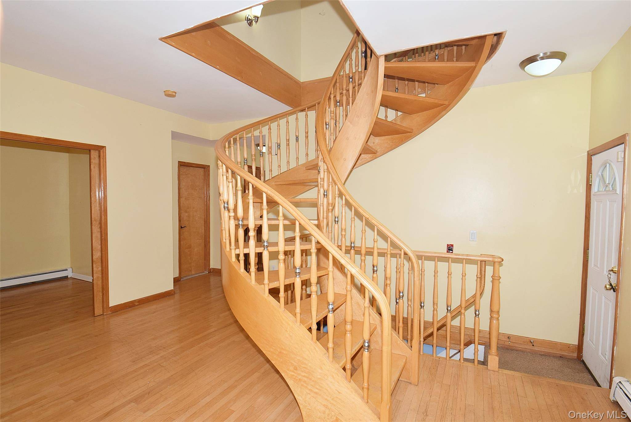 2 Aster DR, New Hyde Park, NY 11040
