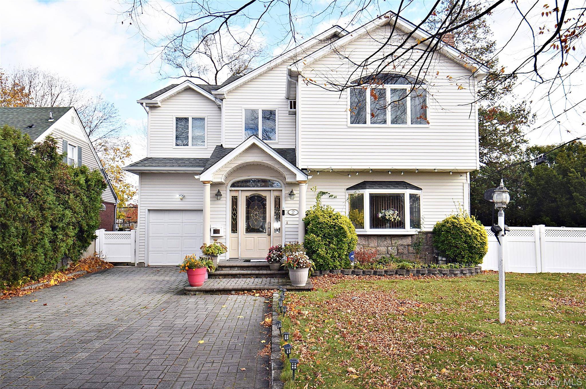 2 Aster DR, New Hyde Park, NY 11040