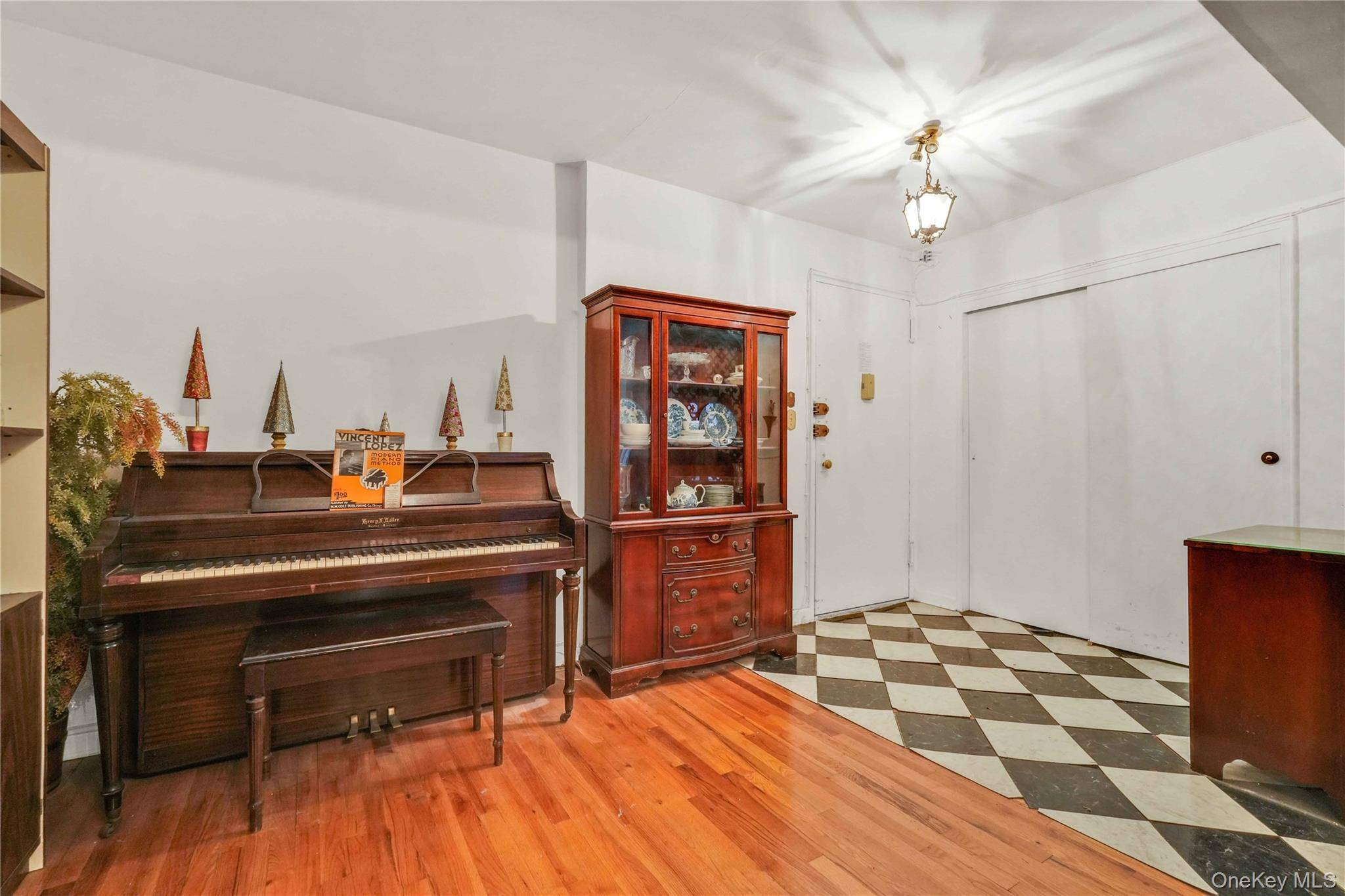 33-45 92 ST #2B, Jackson Heights, NY 11372
