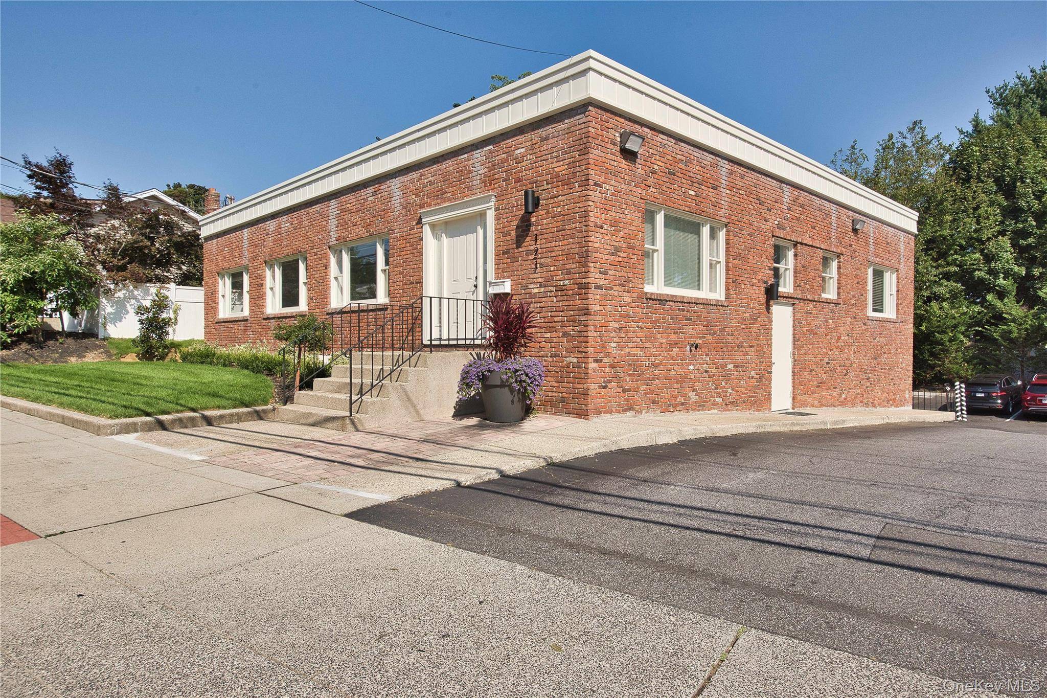 121 Pulaski RD, Kings Park, NY 11754