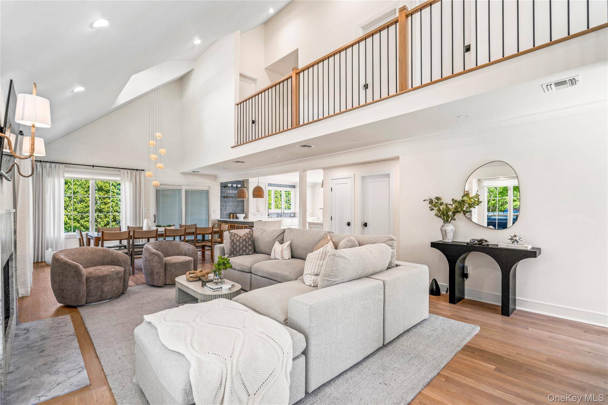 4 Carriage LN, Southampton, NY 11968