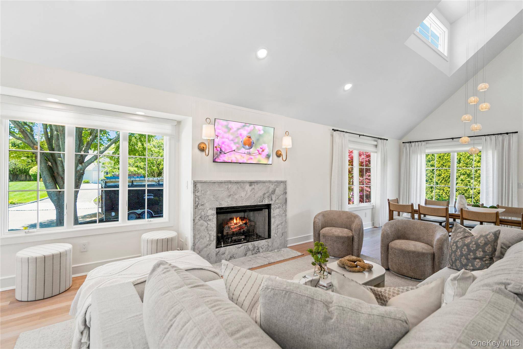 4 Carriage LN, Southampton, NY 11968