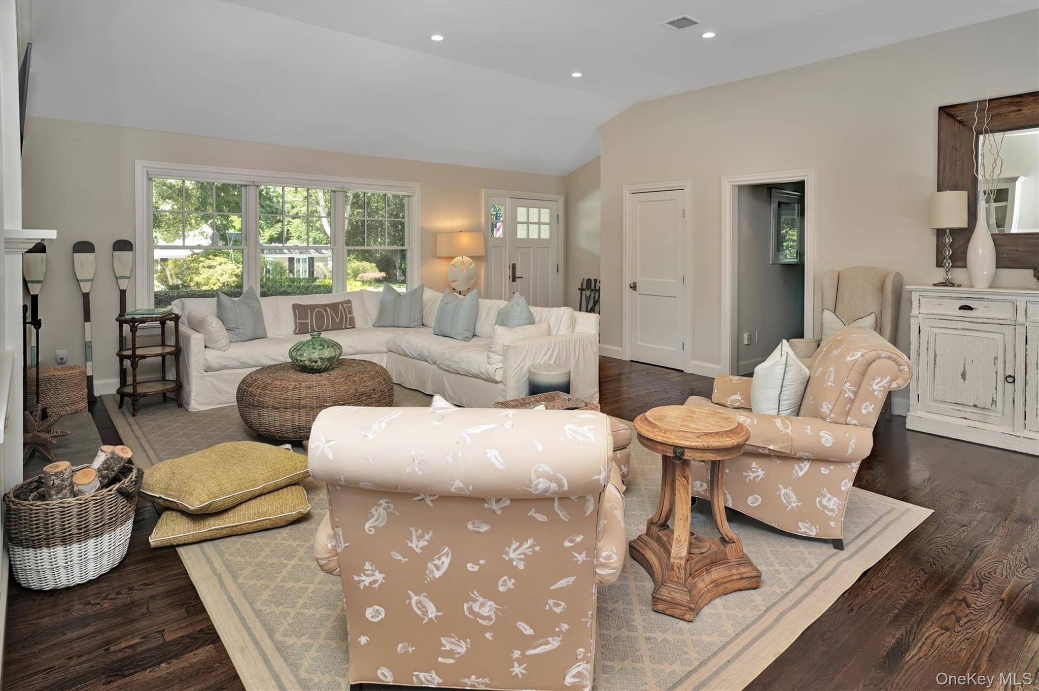 32 White Oak LN, Westhampton Beach, NY 11978