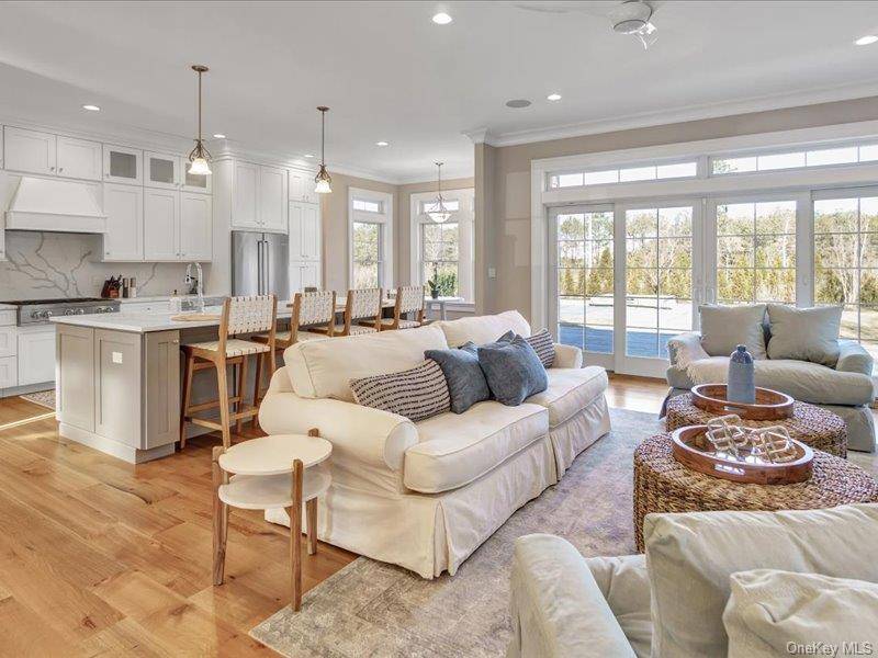 17 Adam LN, Westhampton Beach, NY 11978