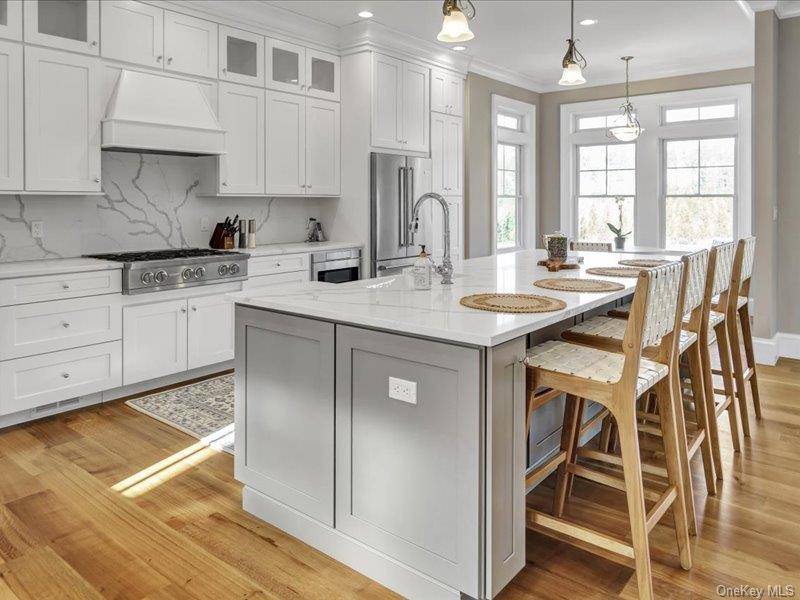 17 Adam LN, Westhampton Beach, NY 11978