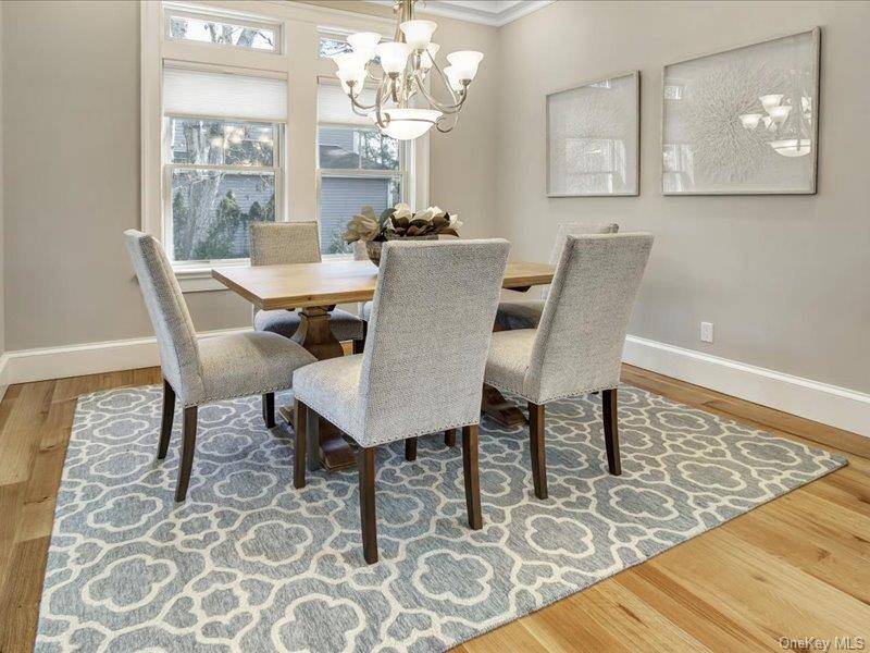 17 Adam LN, Westhampton Beach, NY 11978