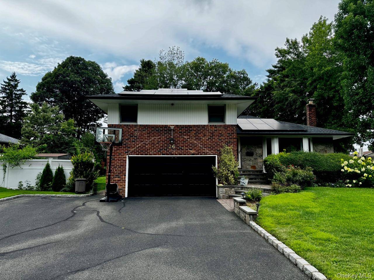26 Canterbury RD, Woodbury, NY 11797