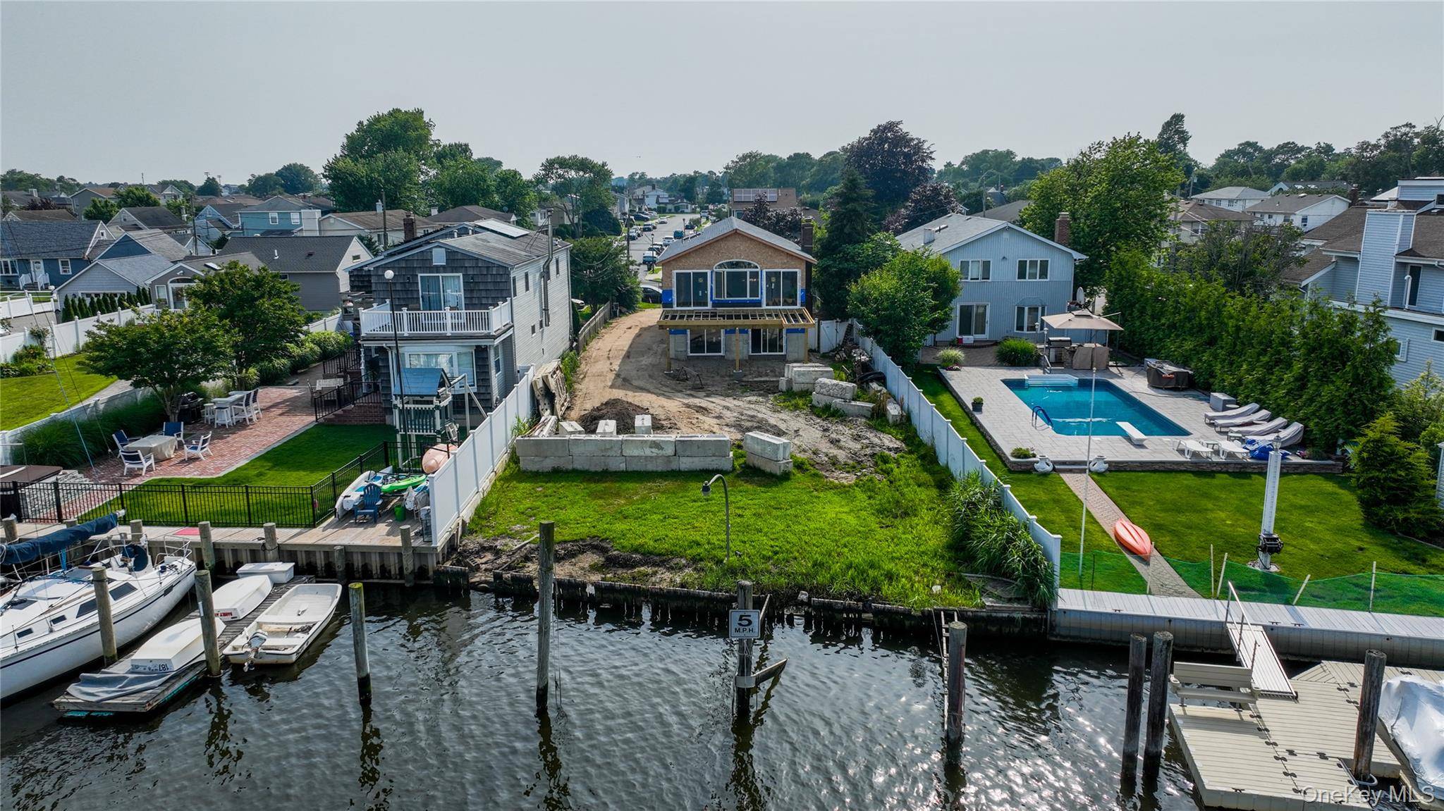 750 Shore WALK, Lindenhurst, NY 11757