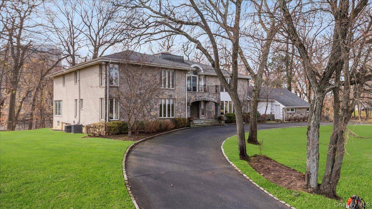 22 Lake RD, Great Neck, NY 11020