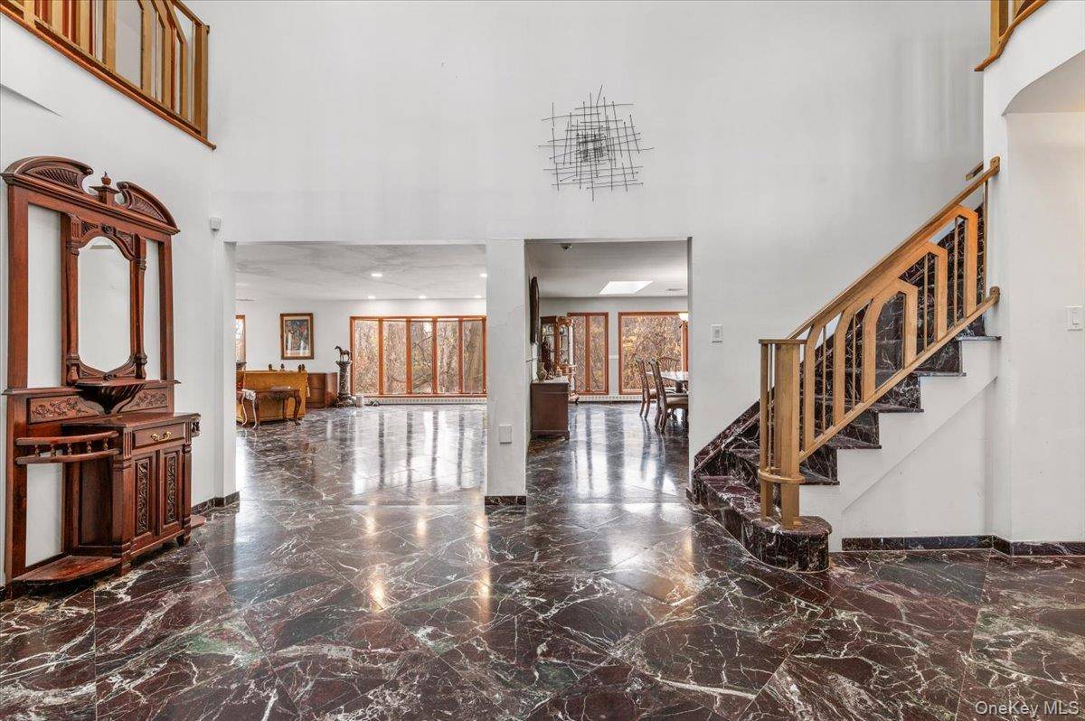 22 Lake RD, Great Neck, NY 11020
