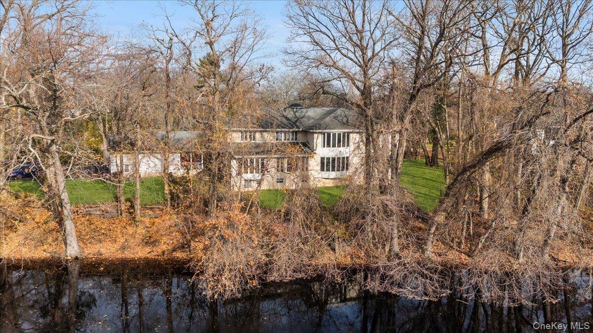 22 Lake RD, Great Neck, NY 11020