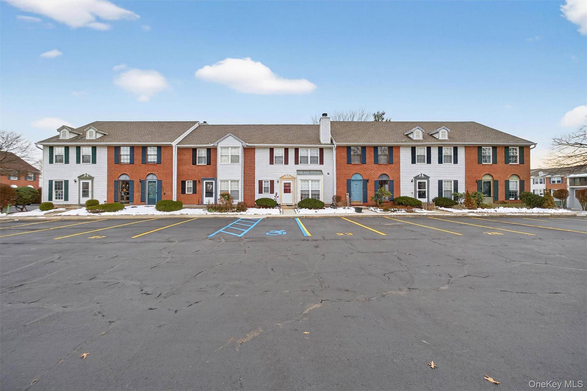 25 Moore LN, Washingtonville, NY 10992