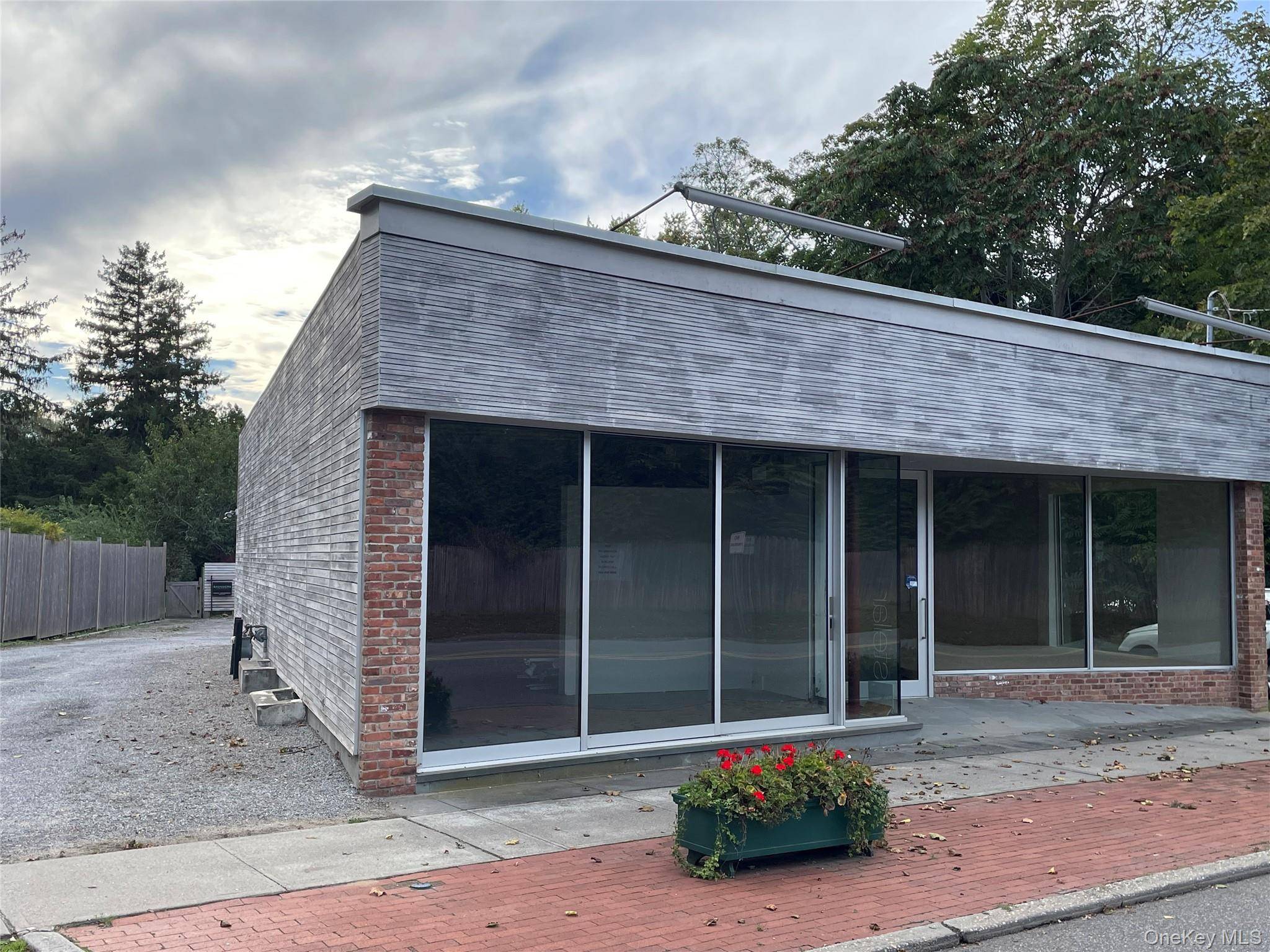 25 N North Sea RD, Southampton, NY 11968