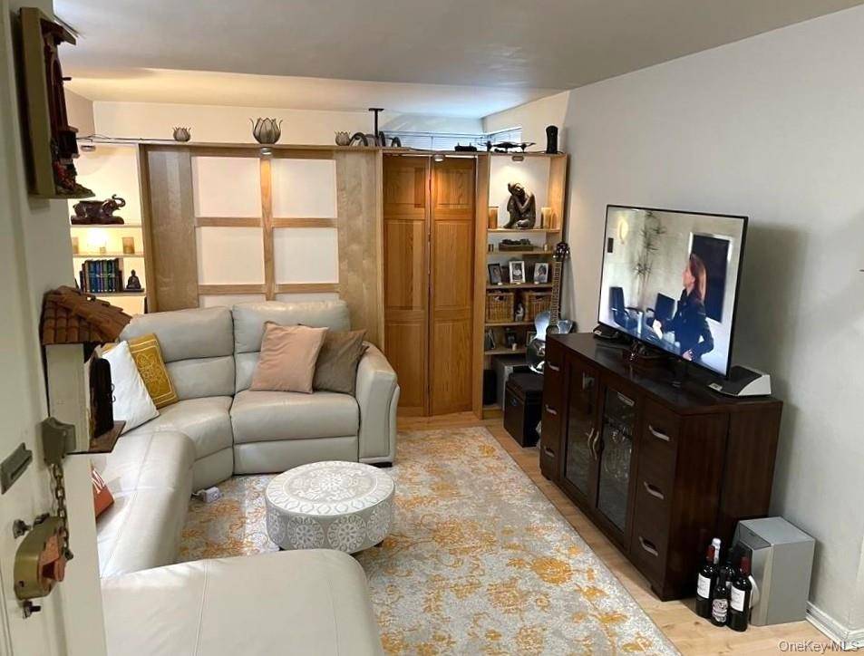 91-10 32 AVE #E102, East Elmhurst, NY 11369
