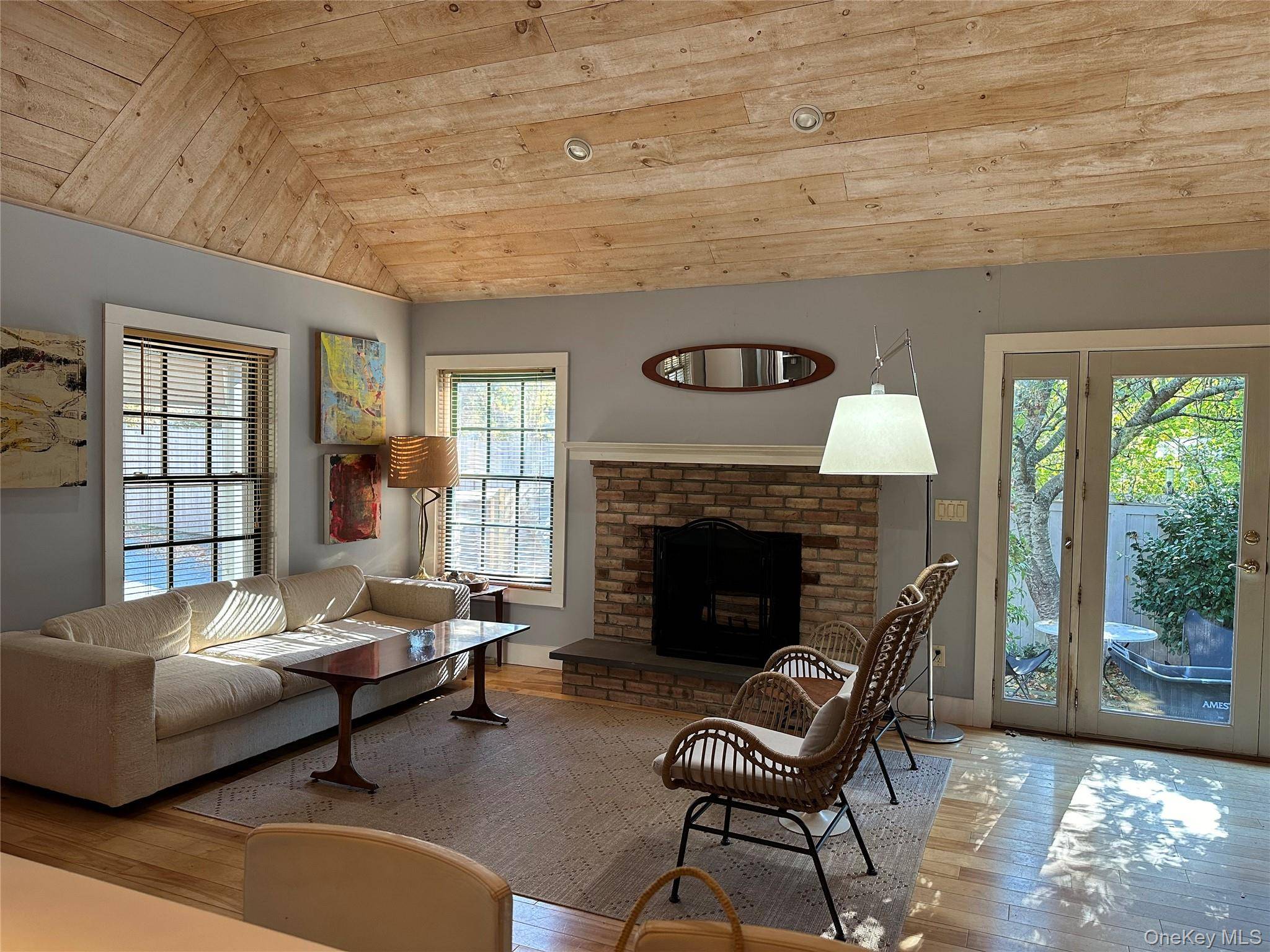 21 N Sea RD, Southampton, NY 11968