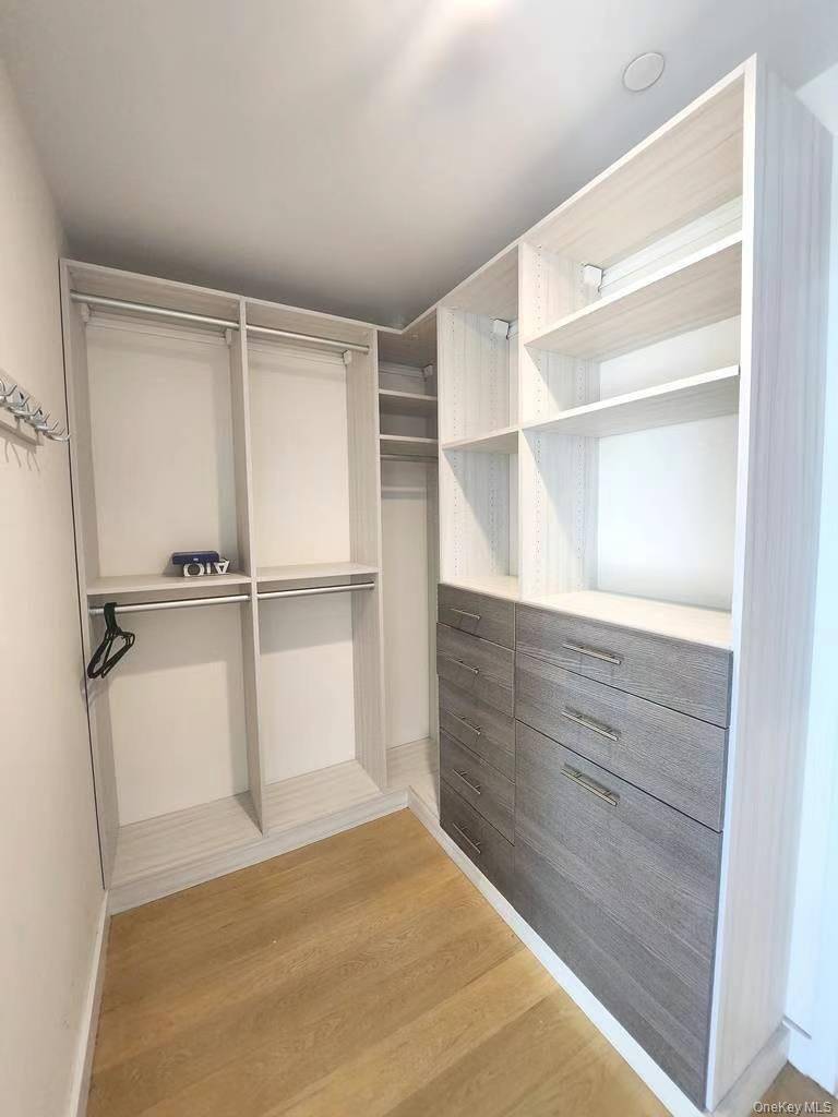 131-01 40th RD #19Z, Flushing, NY 11354